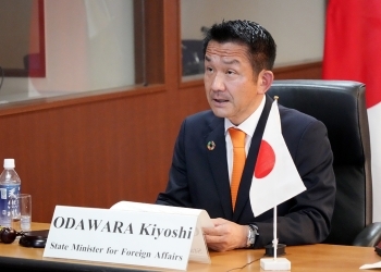 オンライン形式で出席する小田原外務副大臣