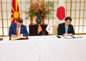 技術協力協定の署名を行う林外務大臣とオスマニ外相の様子