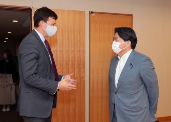 立ち話をする、林芳正外務大臣とウォーカー理事長の様子