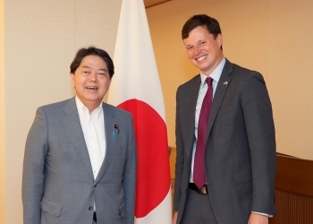 正面を向き、笑顔で記念撮影に応じる、林芳正外務大臣とウォーカー理事長の様子