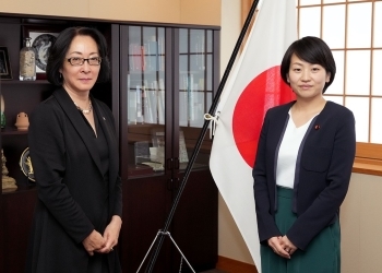 水鳥真美・国連事務総長特別代表(防災担当)兼国連防災機関長と記念撮影を行う鈴木副大臣