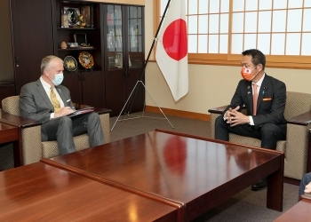 サリバン米国連邦上院議員による小田原外務副大臣表敬の様子(会談形式)