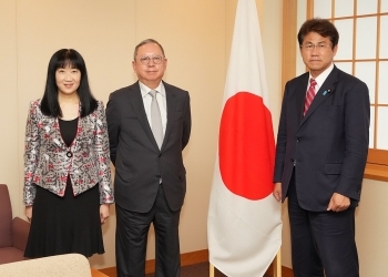 表敬を前に、記念撮影に応じる三宅外務大臣政務官の様子