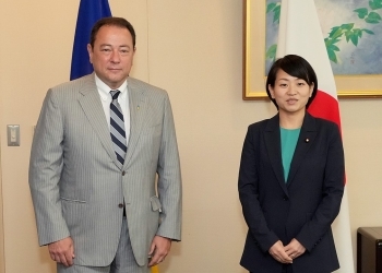 署名式の前に記念撮影を行う、鈴木貴子外務副大臣とセルギー・コルスンスキー駐日ウクライナ大使