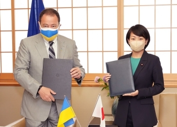 鈴木外務副大臣とセルギー・コルスンスキー駐日ウクライナ大使が、書簡を交換した様子