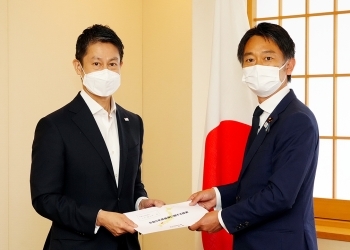 湯﨑広島県知事と上杉外務大臣政務官