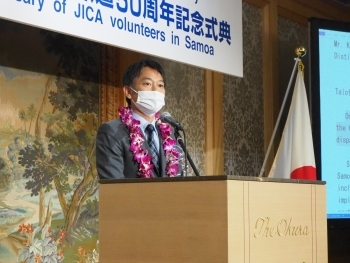 挨拶する上杉外務大臣政務官