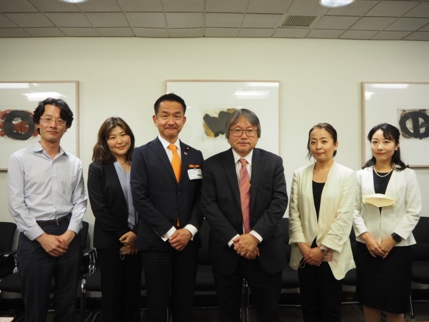 小田原副大臣と世銀邦人職員による記念撮影の様子(正面写真)