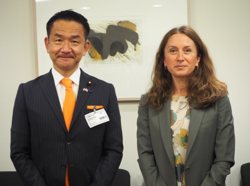 小田原副大臣とレゼピ副総裁による記念撮影の様子(正面写真)