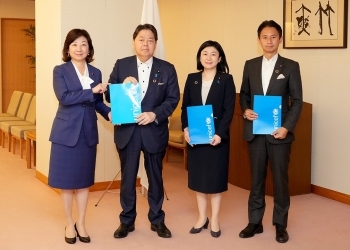 ユニセフ議員連盟代表団と記念撮影を行う林外務大臣