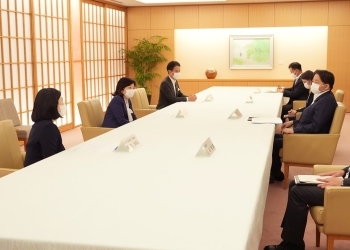 林外務大臣が、ユニセフ議員連盟代表団と懇談を行っている様子