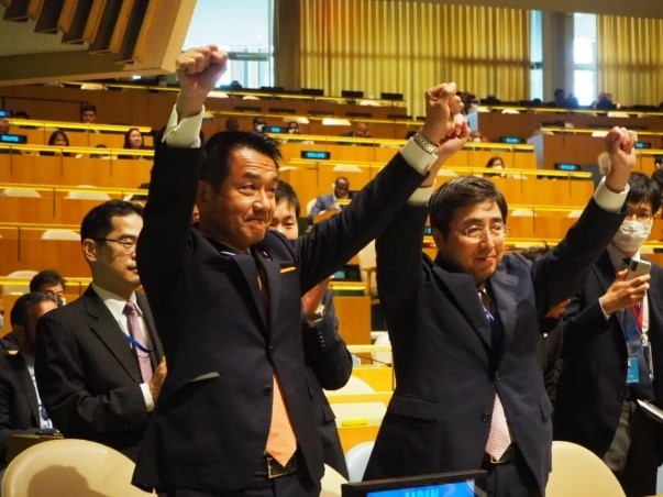 安保理非常任理事国選挙で当選の瞬間に両手を挙げてガッツボーズをする、小田原副大臣の様子
