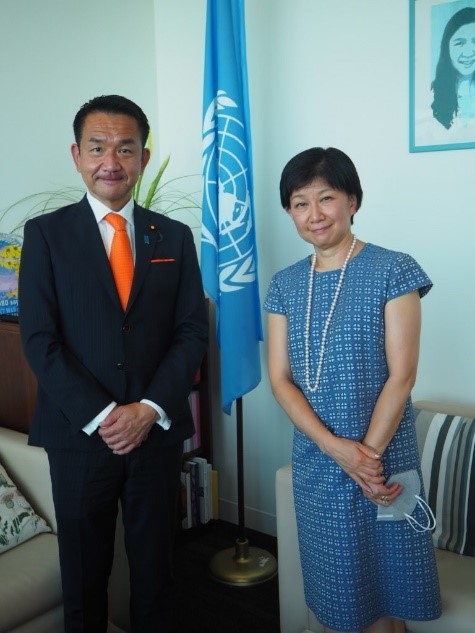 小田原副大臣と中満事務次長による記念撮影の様子(正面写真)