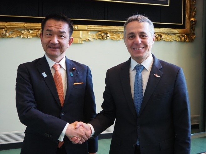 小田原副大臣とカシス大統領兼外相による記念撮影の様子(正面写真)