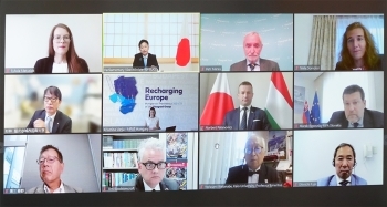 「V4+日本」セミナー「中欧の将来と日本が果たす役割」(オンライン形式)の出席者の様子(オンライン画面)