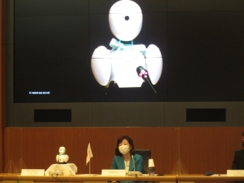 分身ロボット「OriHime(オリヒメ)」を映したスクリーン画面