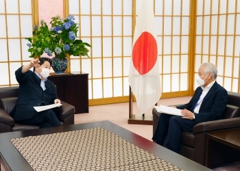意見交換を行う、林大臣と松本顧問の様子