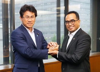 会談を前に、ブディ・インドネシア共和国運輸大臣と握手する三宅外務大臣政務官