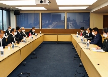 三宅外務大臣政務官とブディ・インドネシア共和国運輸大臣の会談の様子