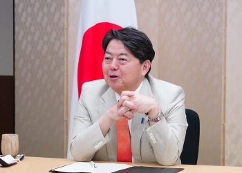 G7外相会合で発言を行っている林外務大臣の様子