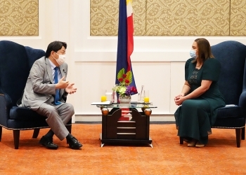 林外務大臣が、サラ・ドゥテルテ新副大統領を表敬している様子