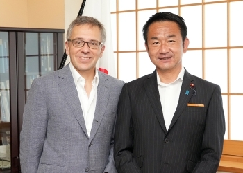 正面を向き、笑顔で記念撮影に応じる、両者の様子