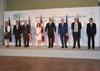 集合写真に臨むG7外相