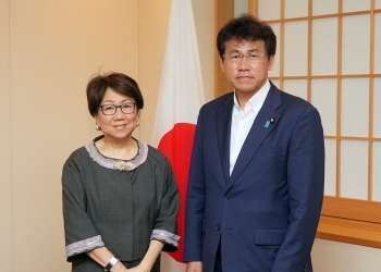 会談を前に、記念撮影を行う、三宅外務大臣政務官とローラ・チャー香港証券取引所主席