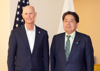 正面を向き、記念撮影に応じる、林大臣とスコット米国連邦上院議員の様子
