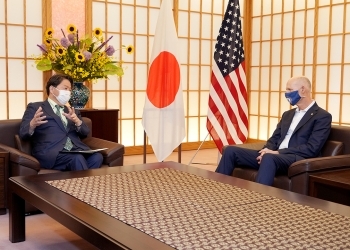 着席し、意見交換を行う、林大臣とスコット米国連邦上院議員の様子
