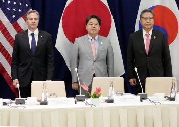 日米韓外相会合を前に、記念撮影に応じる、ブリンケン国務長官と林外務大臣、パク・チン外交部長官の様子