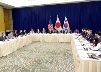日米韓外相会合が行われている様子