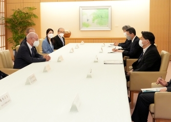 ファン・ロンパイ元議長による林大臣表敬の様子(会談形式)