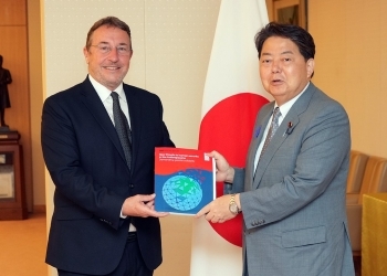 シュタイナーUNDP総裁と共に、記念撮影に応じる林外務大臣の様子