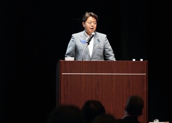 特別フォーラムにおいて、開会挨拶を行っている林外務大臣と聴衆の様子