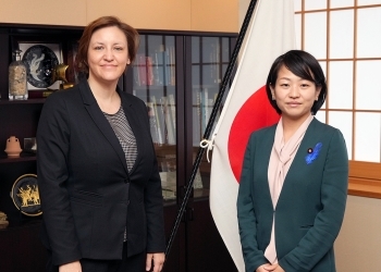 正面を向き、写真撮影に応じる、鈴木副大臣とペトリッチ大使の様子