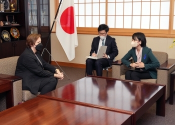 ペトリッチ大使による鈴木副大臣への表敬の様子(会談形式)