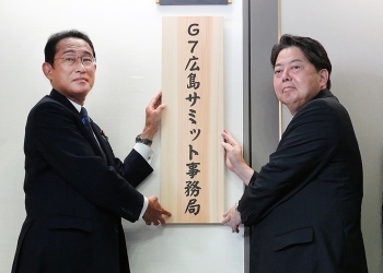 事務局の看板を掲げる岸田総理大臣と林外務大臣