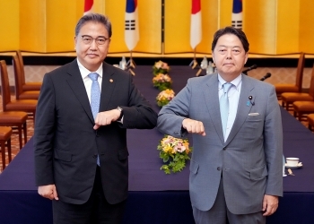 肘タッチを交わす、林大臣と朴長官の様子