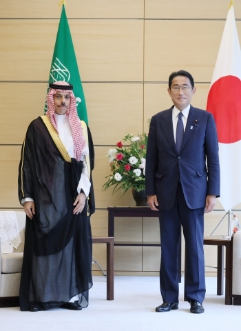 ファイサル・サウジアラビア外相と岸田総理大臣表敬