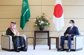 ファイサル・サウジアラビア外相による表敬を受ける岸田総理大臣