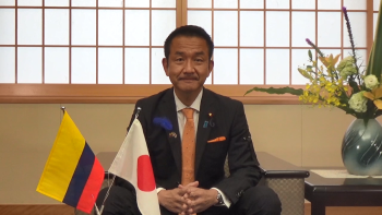 メッセージ発出前の写真撮影に臨む、小田原副大臣の様子