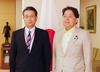 正面を向き、記念撮影に応じる、林大臣と多田機構長の様子