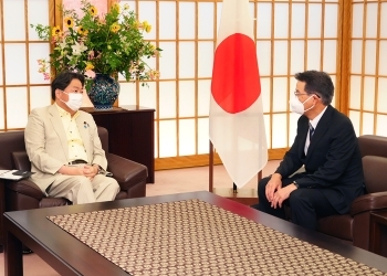 着席し、多田機構長から表敬を受ける、林大臣の様子