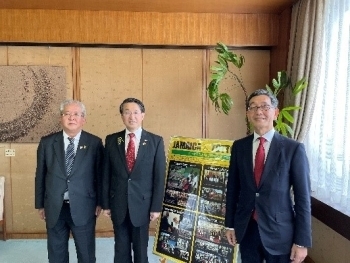 (写真1)平井鳥取県知事、浜崎ジャマイカ鳥取議連会長との記念写真