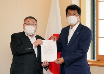 表敬を前に、記念撮影に応じる三宅政務官と、清水連合事務局長