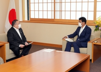 清水秀行・連合事務局長による表敬を受けている三宅政務官の様子