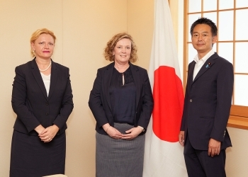 正面を向き、記念撮影に応じる、上杉政務官、ハース前議長、およびメットカーフ事務局長の様子