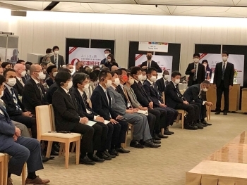 レセプションに出席する林外務大臣と両副大臣、3政務官の様子
