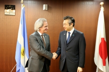 (写真2)握手をするテタマンティ筆頭外務副大臣(左)と鈴木浩外務審議官(右)